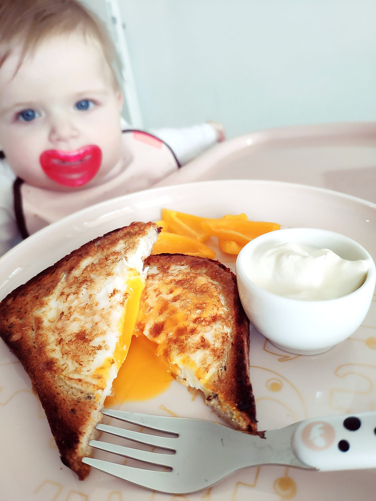 Jajčka v toastu, paprika in grški jogurt (8m)