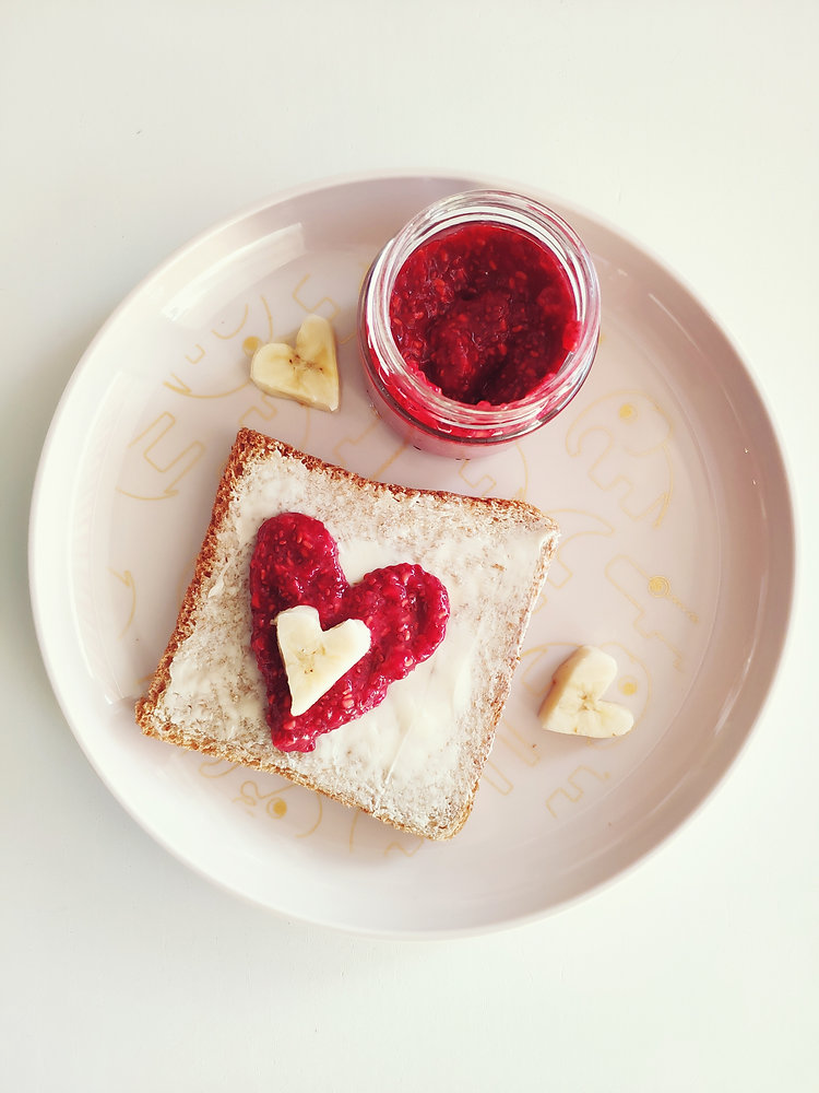 Baby malinova marmelada na pirinem toastu z banano (8m)